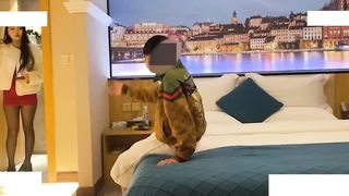【69堂免费视频】黑丝高挑美女，“关灯我害羞，为什么要掰开看啊，好变态”
