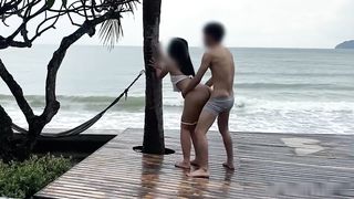 【69堂免费视频】高级黄金海岸酒店室外双飞两淫女